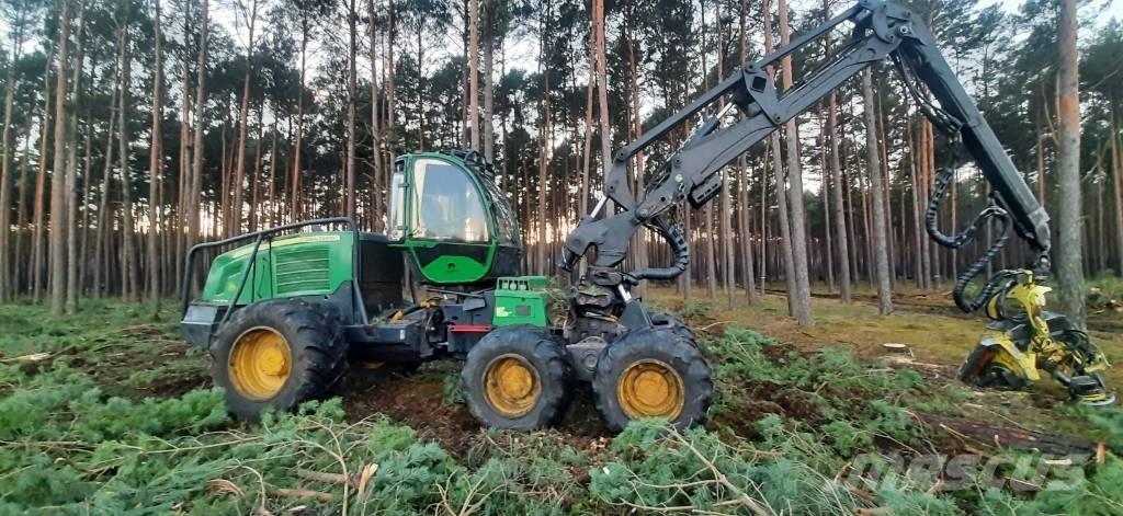 John Deere 1270 E Betakarítók