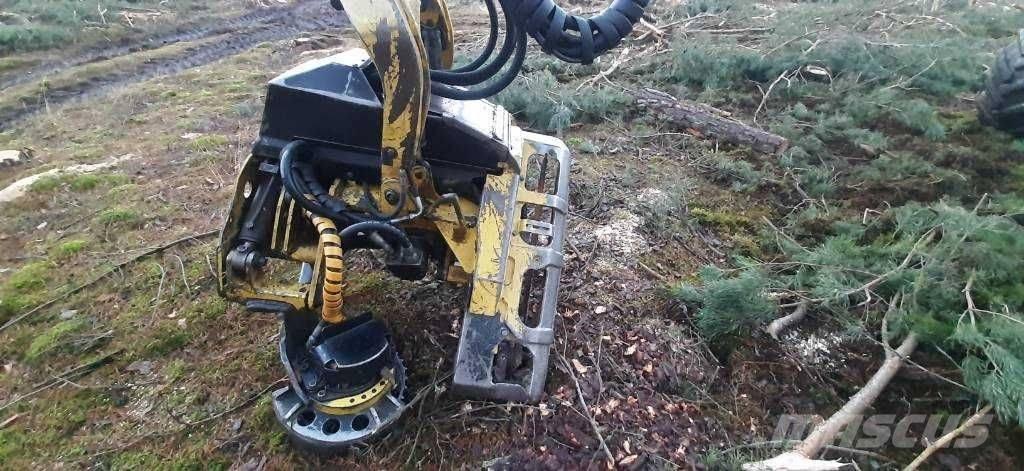 John Deere 1270 E Betakarítók