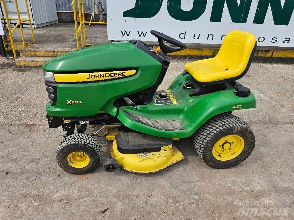 John Deere X 304 Ráülős fűnyírók