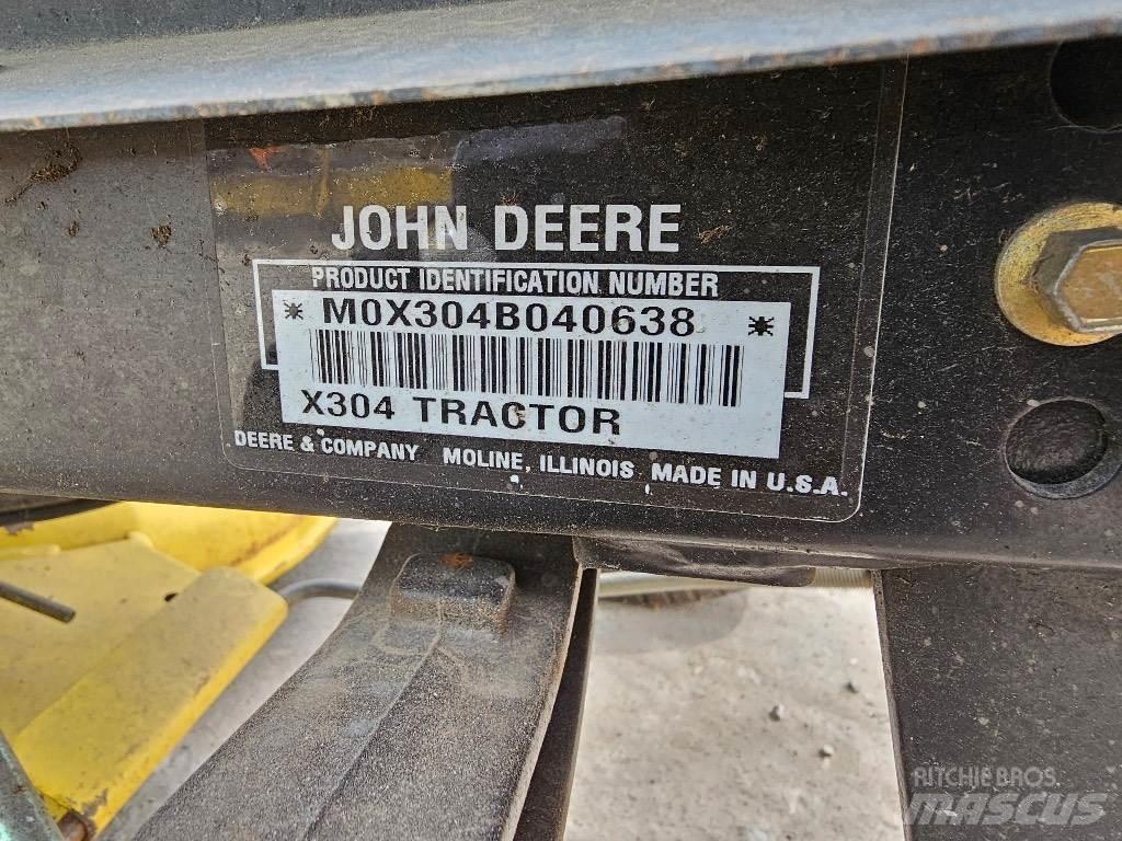 John Deere X 304 Ráülős fűnyírók