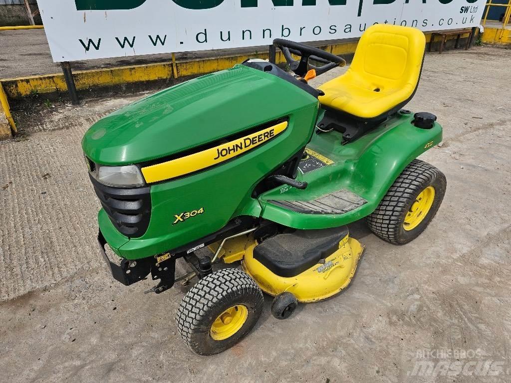 John Deere X 304 Ráülős fűnyírók