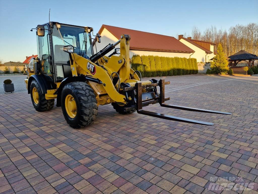 CAT 906 M Gumikerekes homlokrakodók