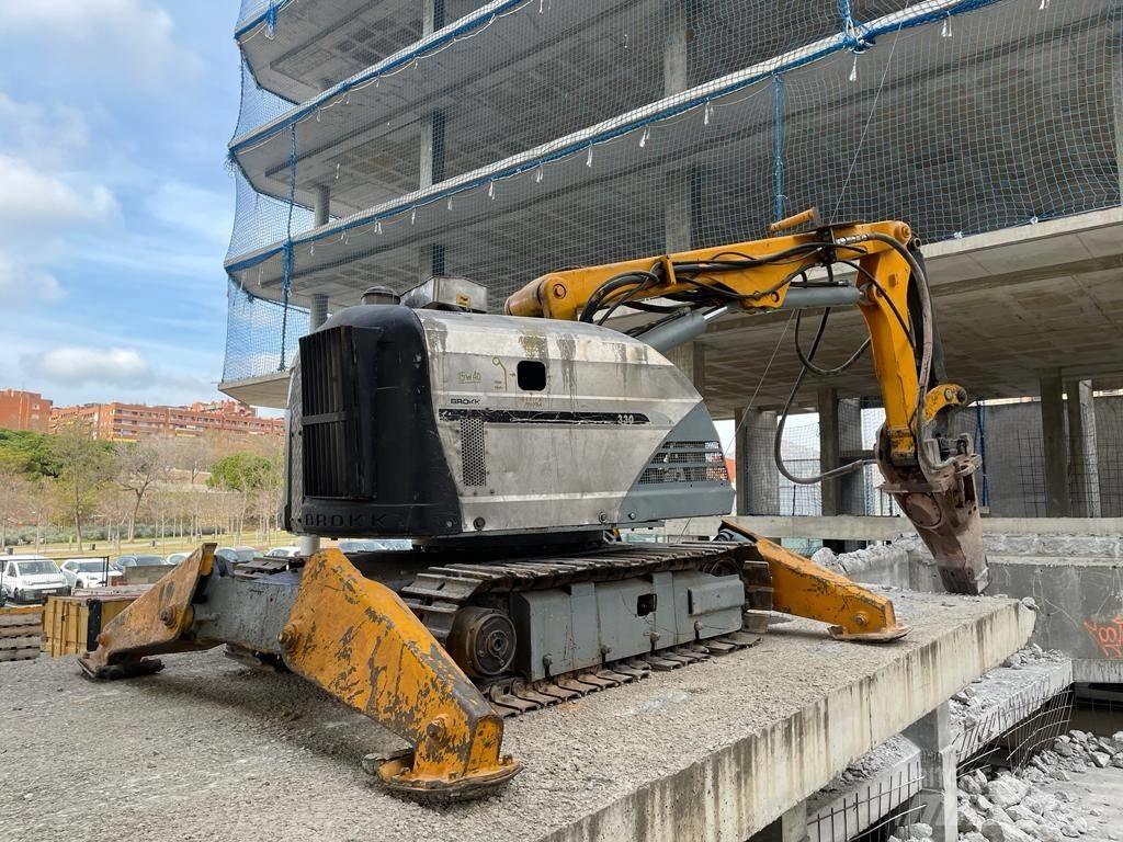 Brokk 330 Diesel Bontásra használt kotrók
