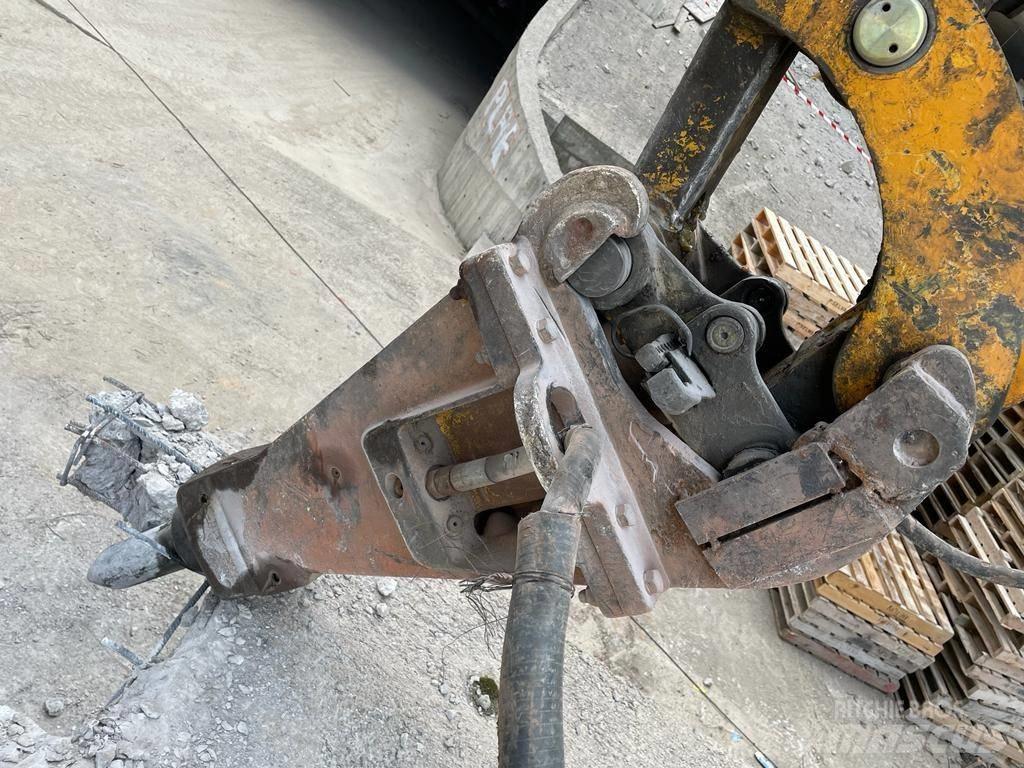 Brokk 330 Diesel Bontásra használt kotrók