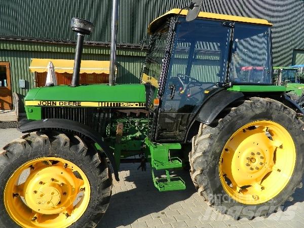 John Deere 2250 Traktorok