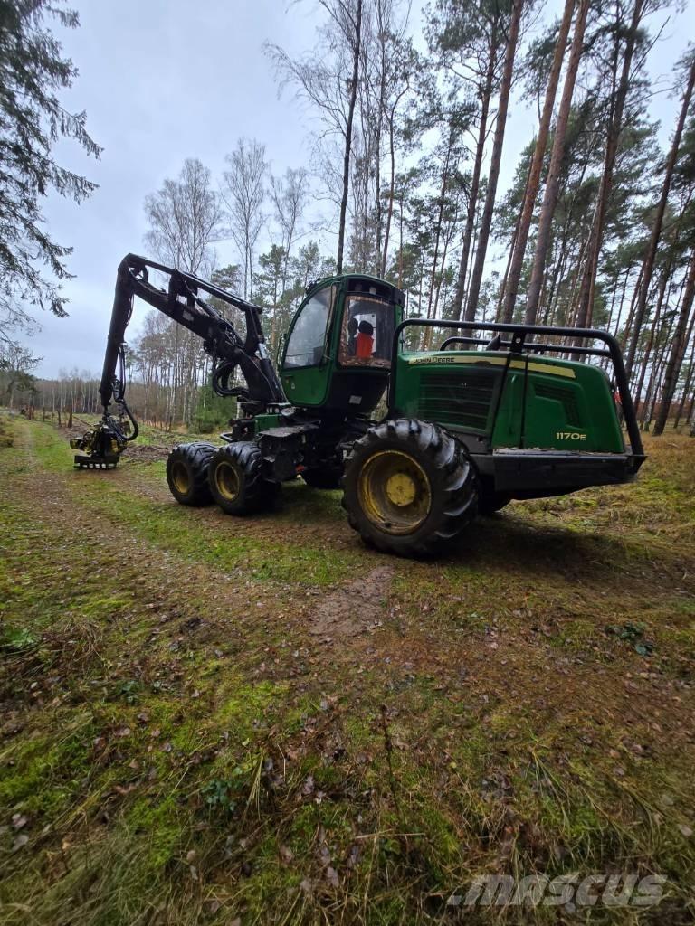John Deere 1170 E Betakarítók