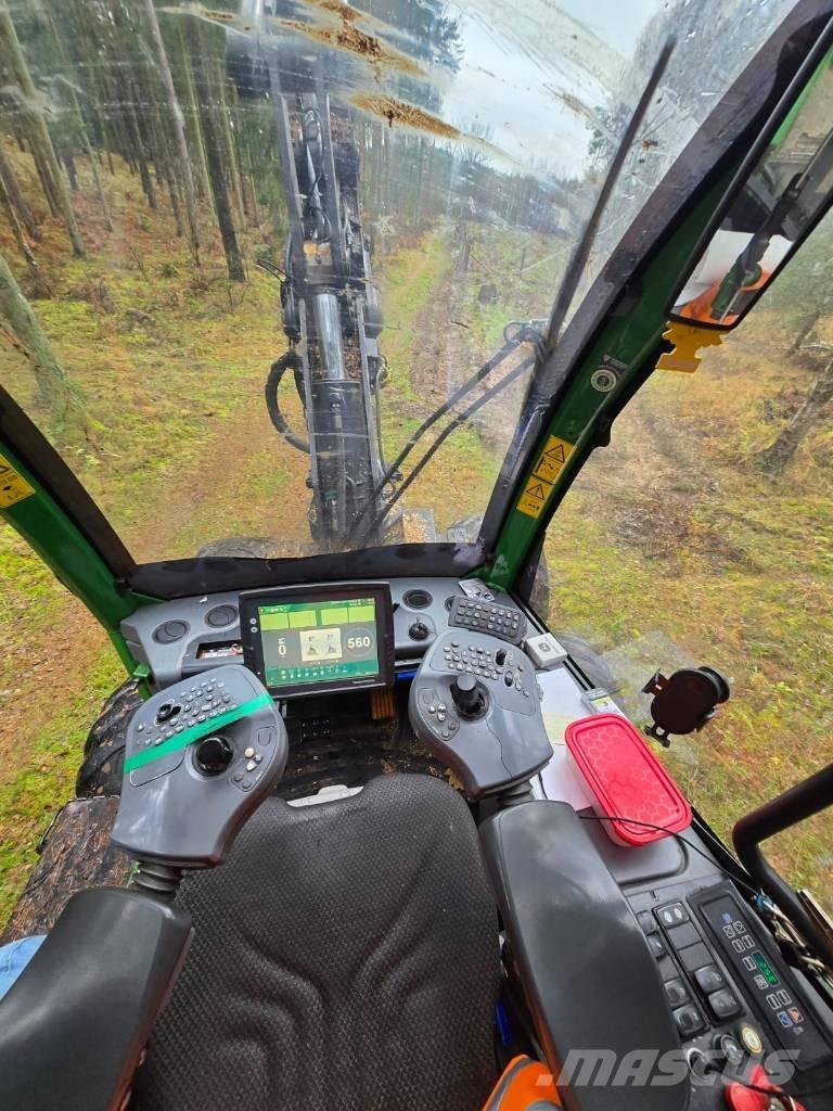 John Deere 1170 E Betakarítók