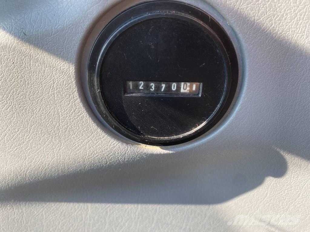 New Holland E 145 Lánctalpas kotrók