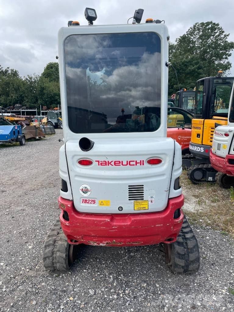 Takeuchi TB 225 Mini kotrók < 7t