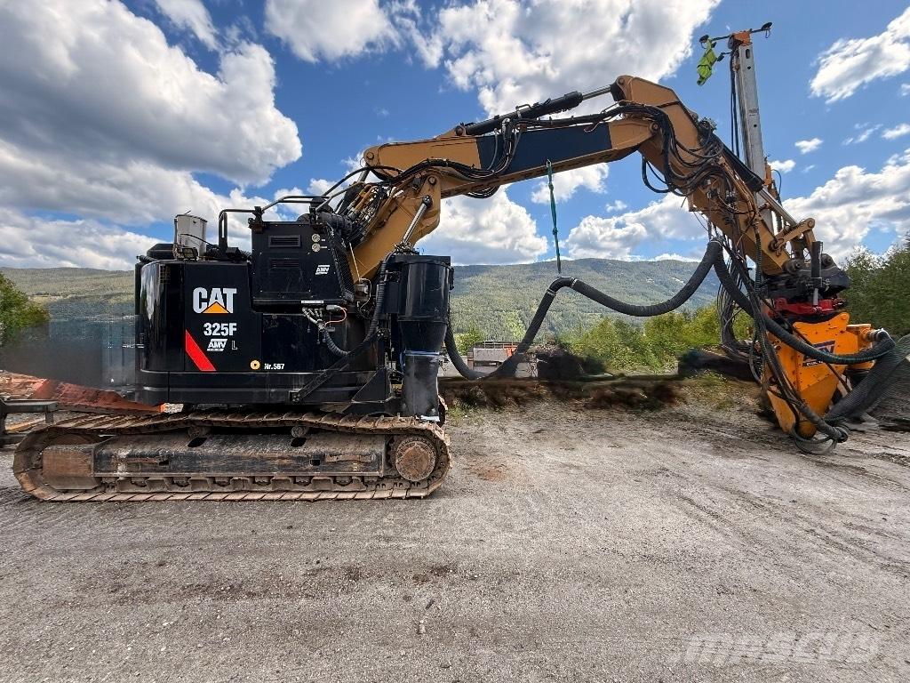 CAT 325 FL CR Speciális kotrók