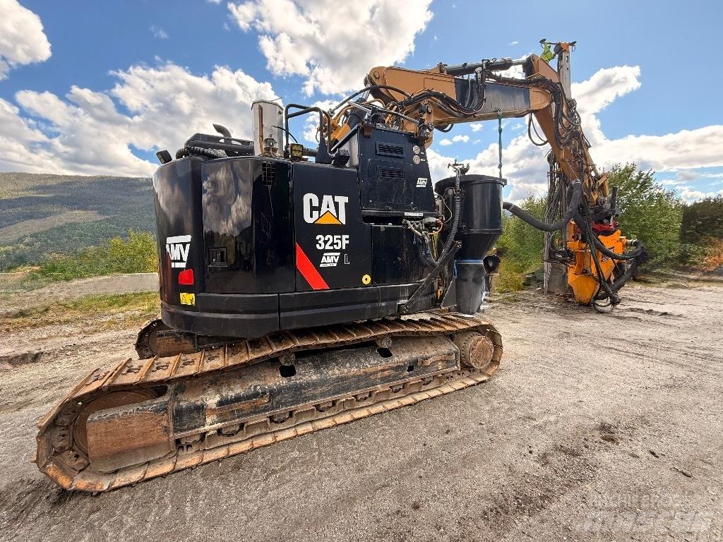 CAT 325 FL CR Speciális kotrók