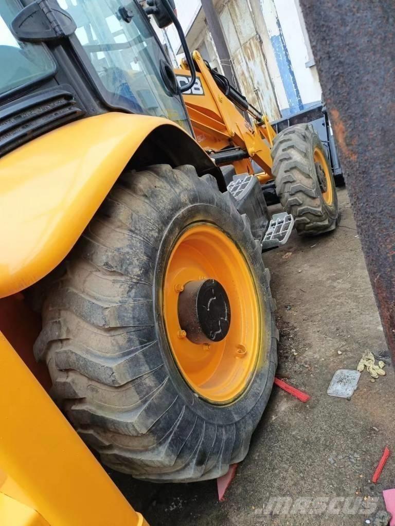 JCB 3 CX Gumikerekes kotrók