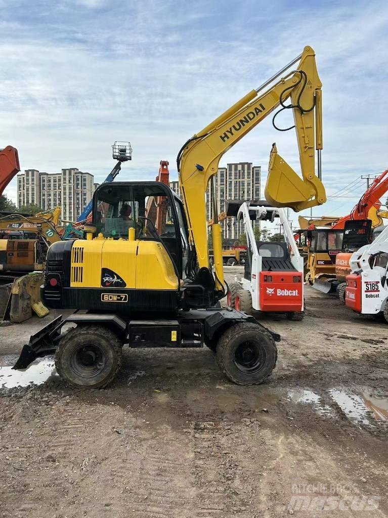Hyundai R60-7 Gumikerekes kotrók