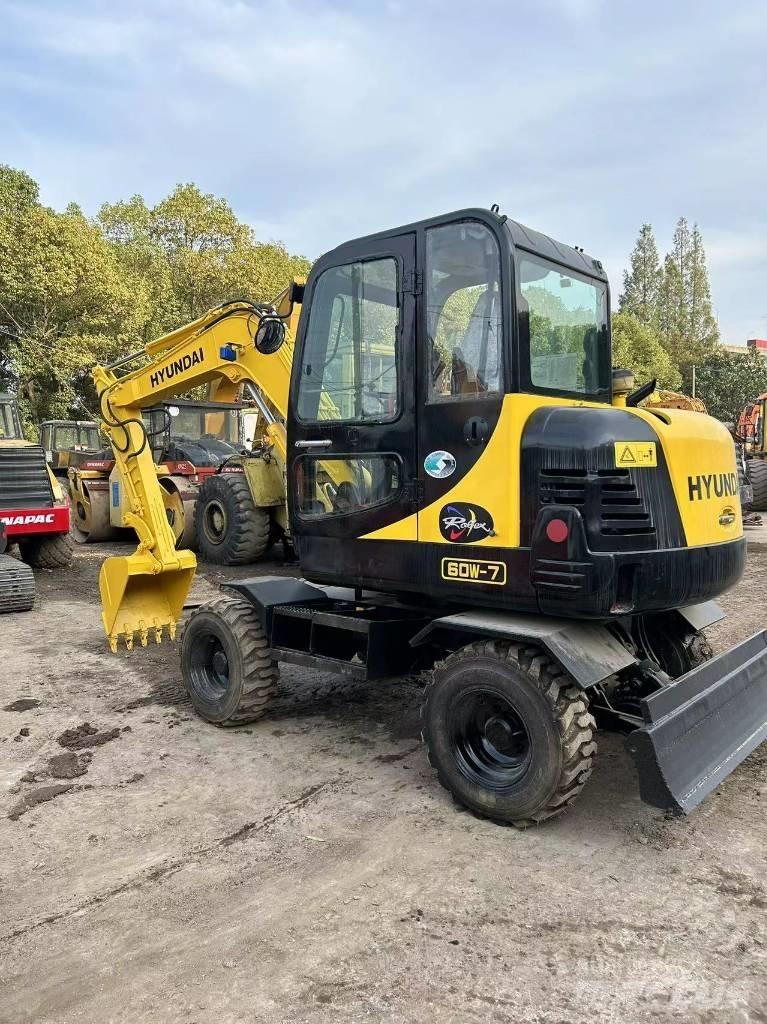 Hyundai R60-7 Gumikerekes kotrók