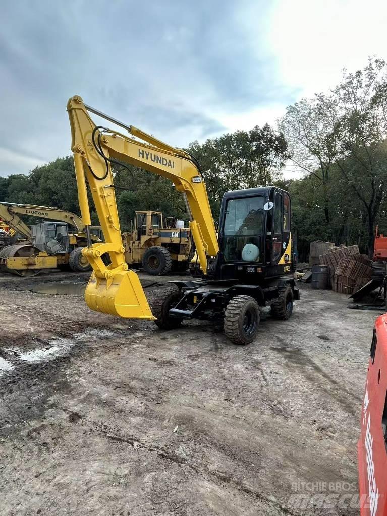 Hyundai R60-7 Gumikerekes kotrók