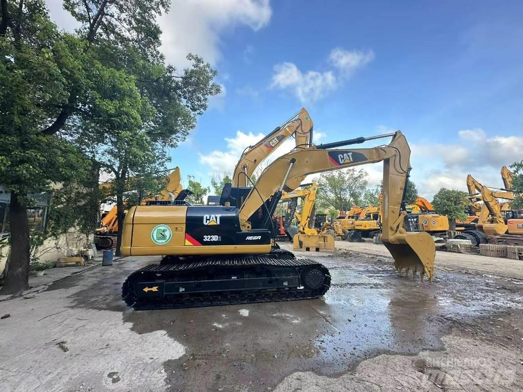 CAT 323 D Lánctalpas kotrók
