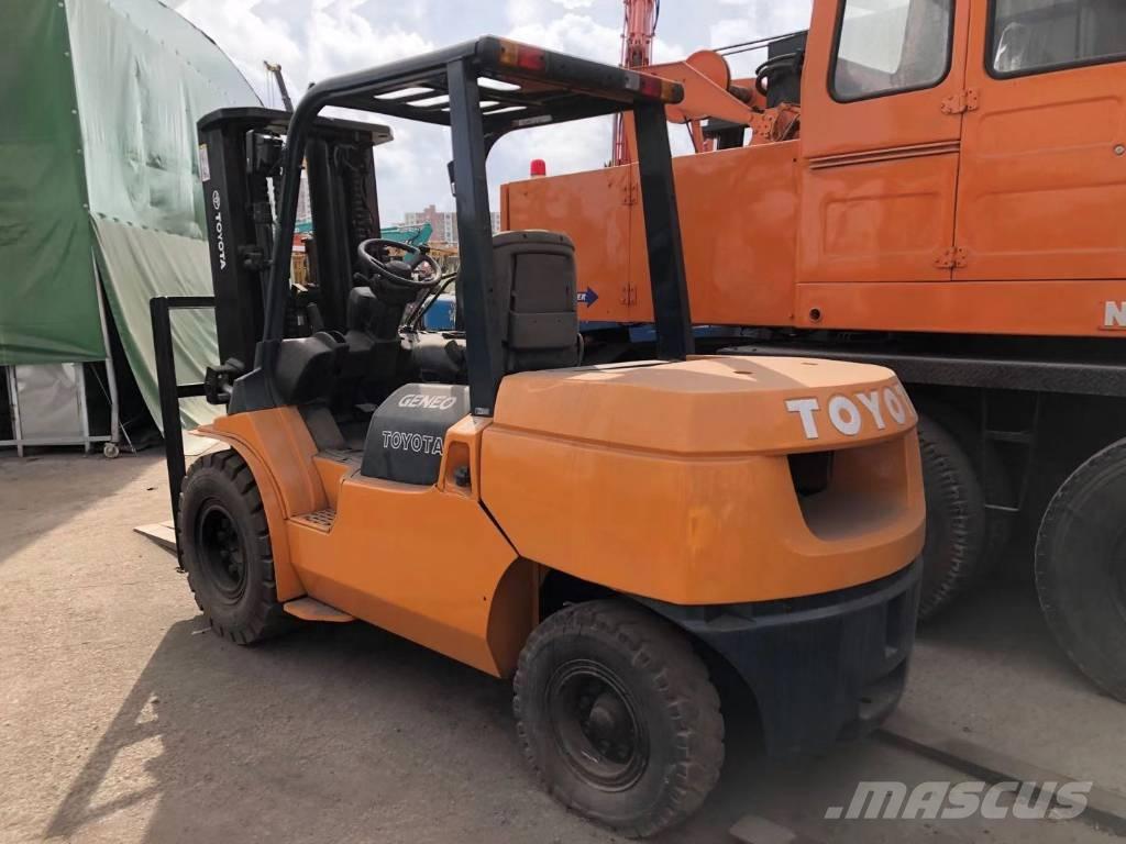 Toyota FD 50 Lánctalpas kotrók