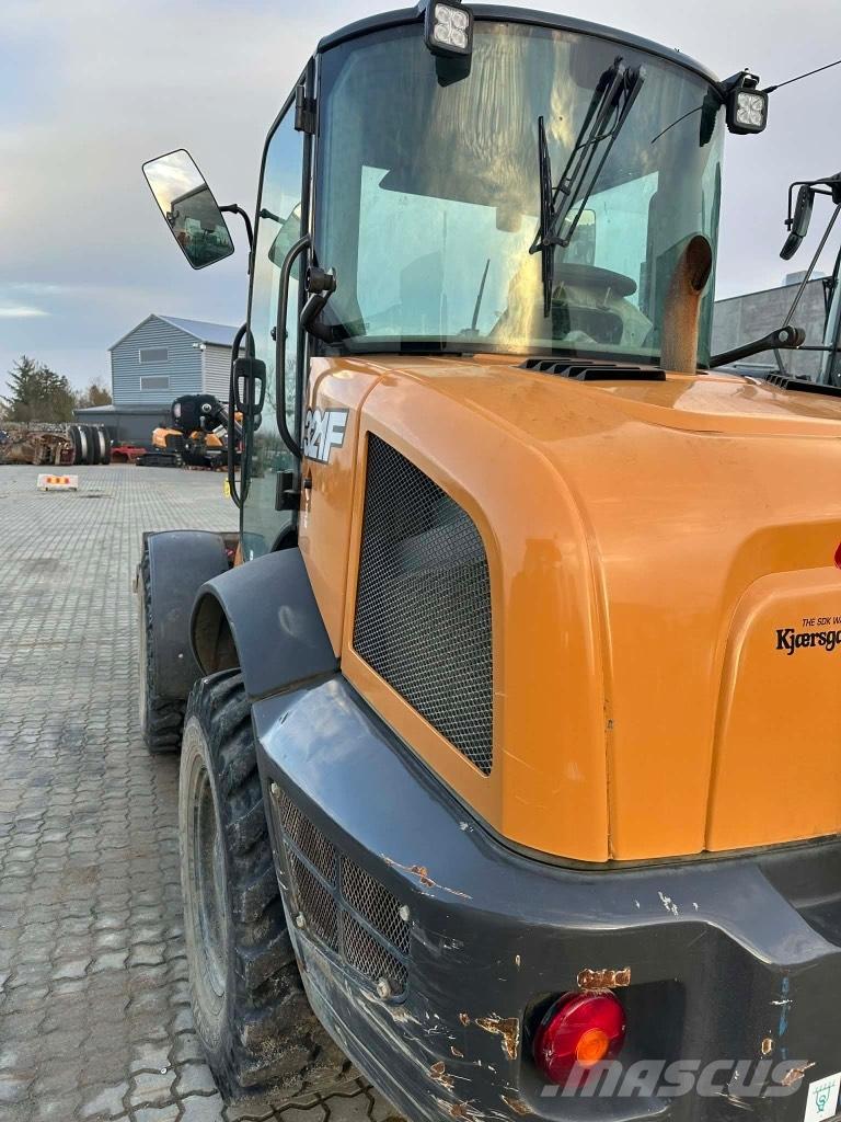 CASE 321 F Gumikerekes homlokrakodók