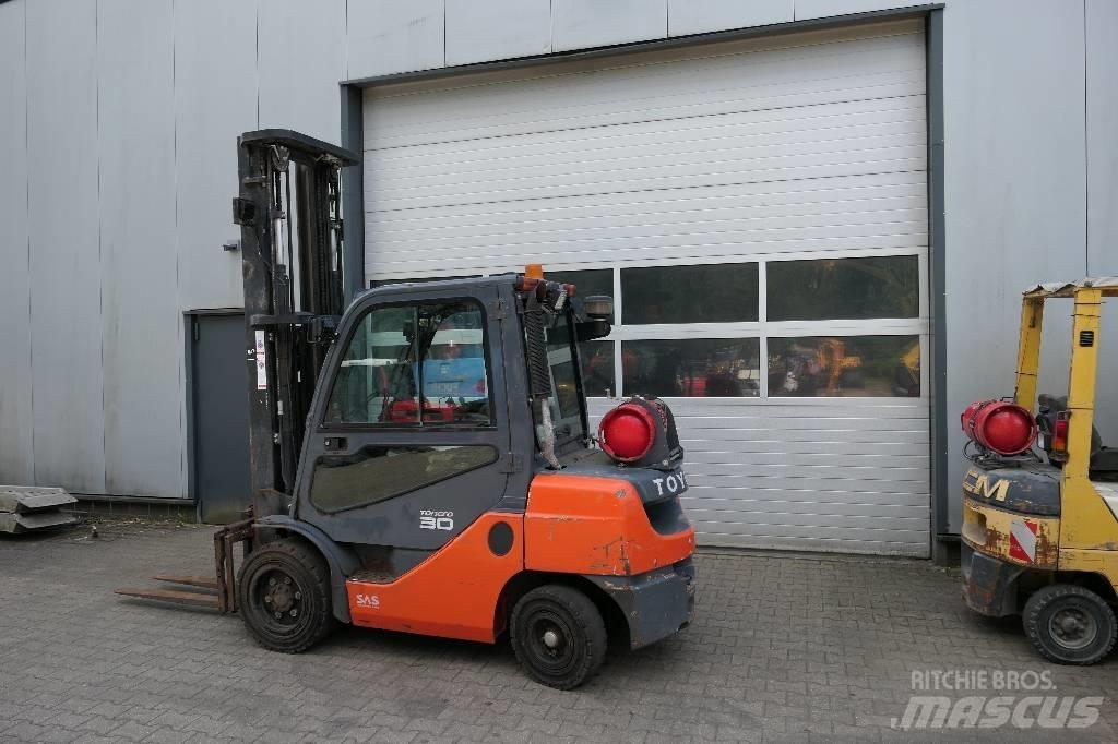 Toyota 02-8 FGF 30 Gázüzemű targoncák