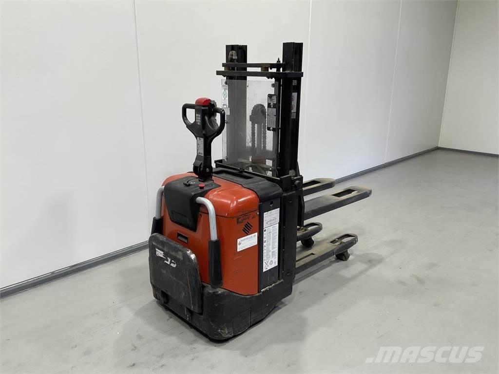 BT SPE125 Vezetőállásos alacsony emelőkocsi