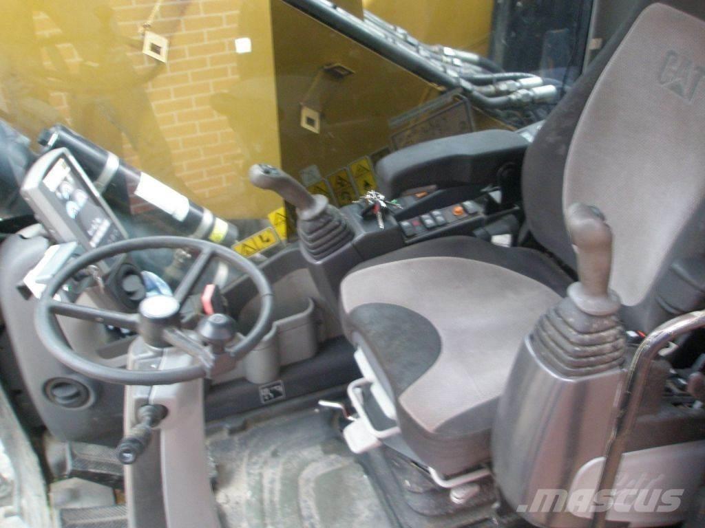 CAT M318D Gumikerekes kotrók