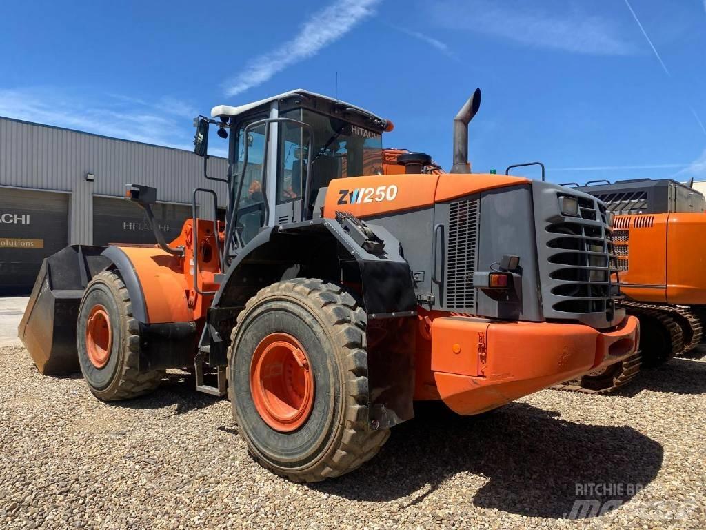 Hitachi ZW 250 Gumikerekes homlokrakodók