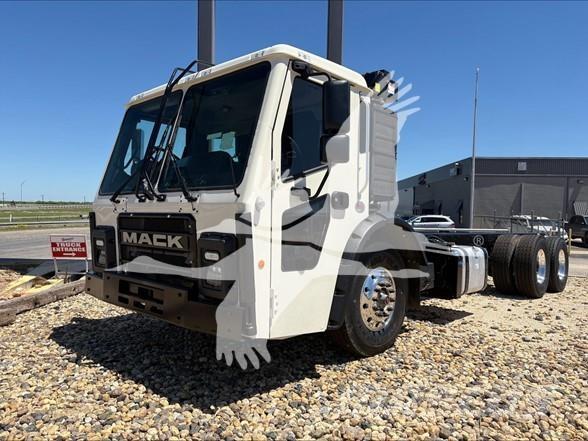 Mack LR64R Fülkés alváz