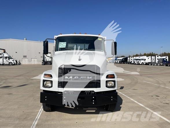 Mack MD6 Platós / Ponyvás teherautók