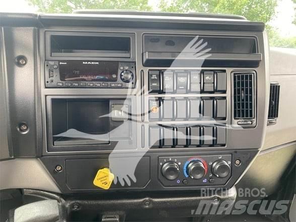 Mack MD6 Platós / Ponyvás teherautók