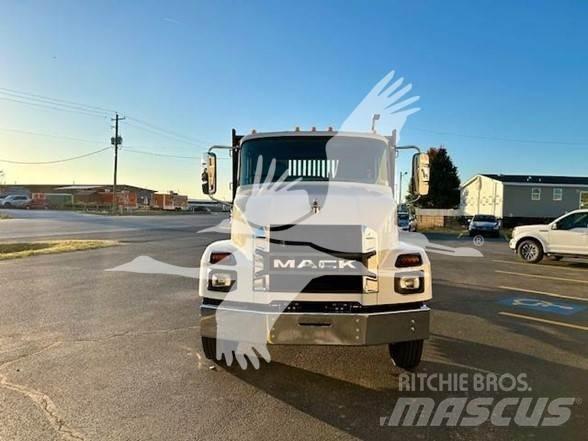 Mack MD6 Platós / Ponyvás teherautók