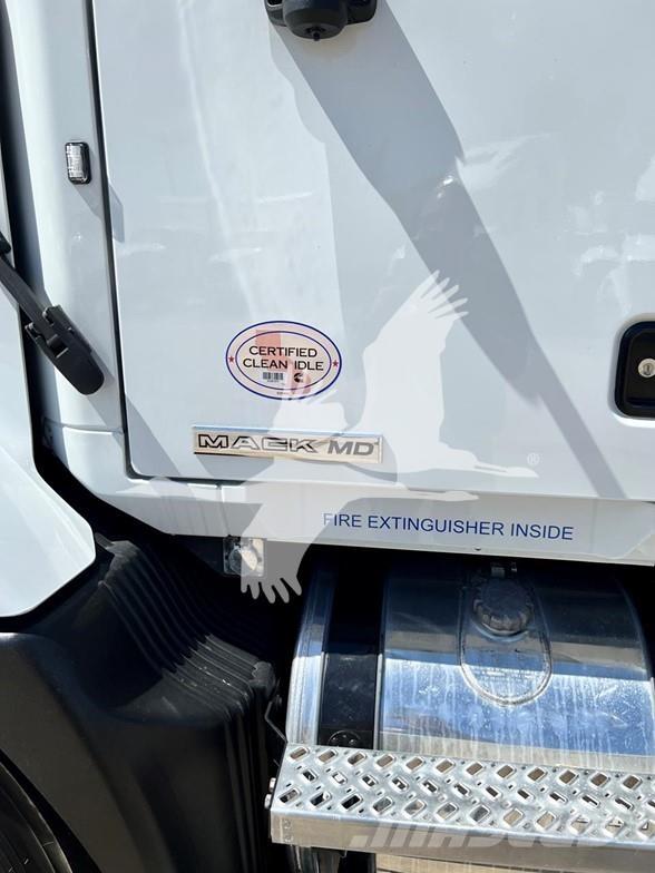 Mack MD6 Platós / Ponyvás teherautók