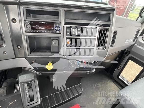 Mack MD6 Platós / Ponyvás teherautók