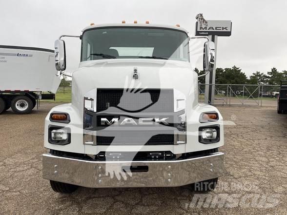 Mack MD6 Platós / Ponyvás teherautók