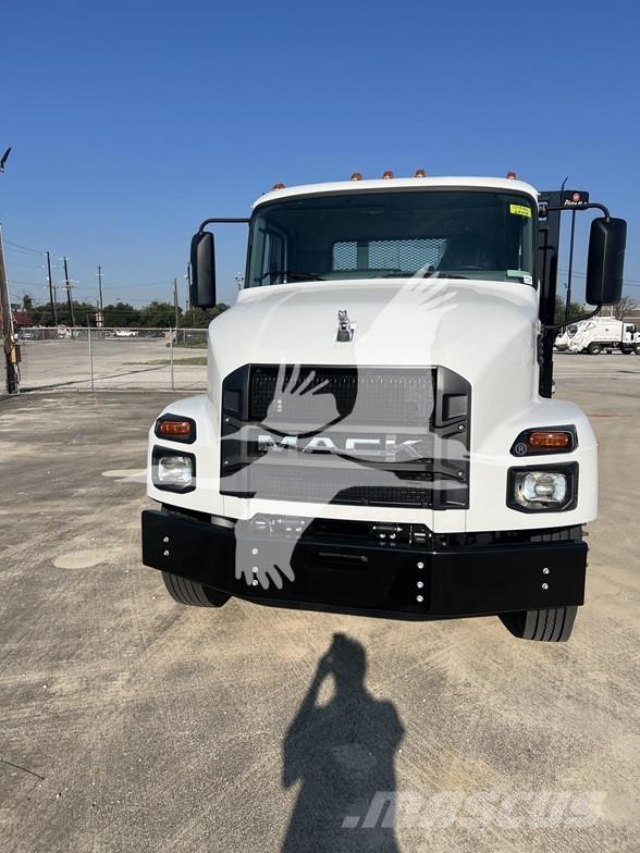 Mack MD6 Platós / Ponyvás teherautók