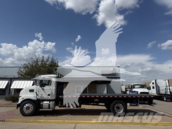 Mack MD6 Platós / Ponyvás teherautók