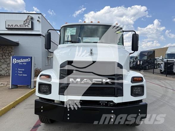 Mack MD6 Platós / Ponyvás teherautók