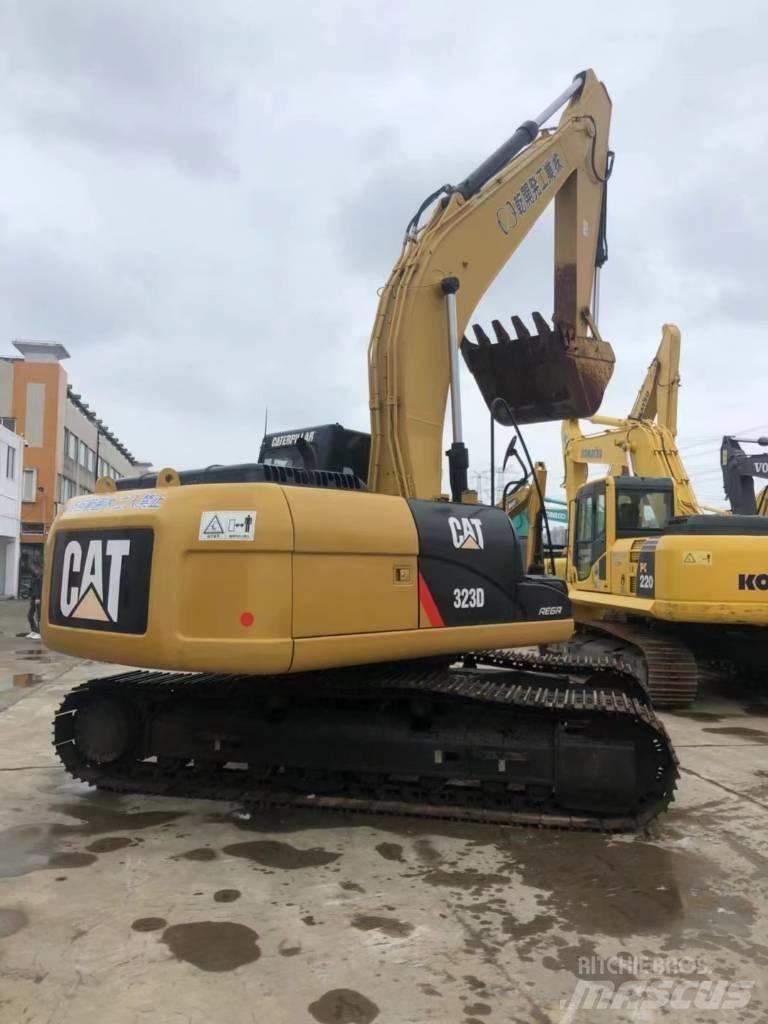 CAT 323 D Lánctalpas kotrók