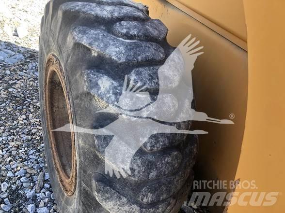 Ford GZ411V Gumikerekes homlokrakodók