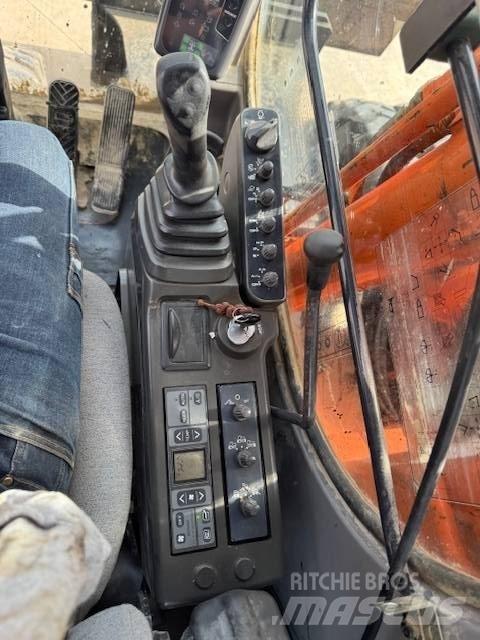 Hitachi ZX 160 W Gumikerekes kotrók