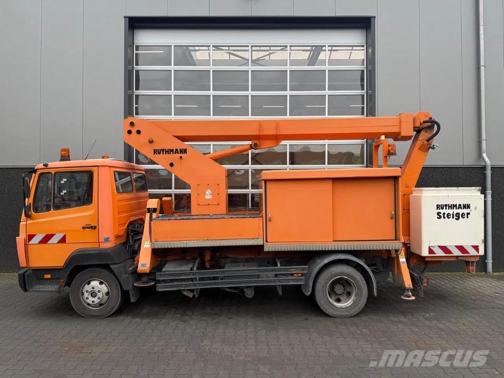 Mercedes-Benz 814 Teherautóra szerelt emelők és állványok