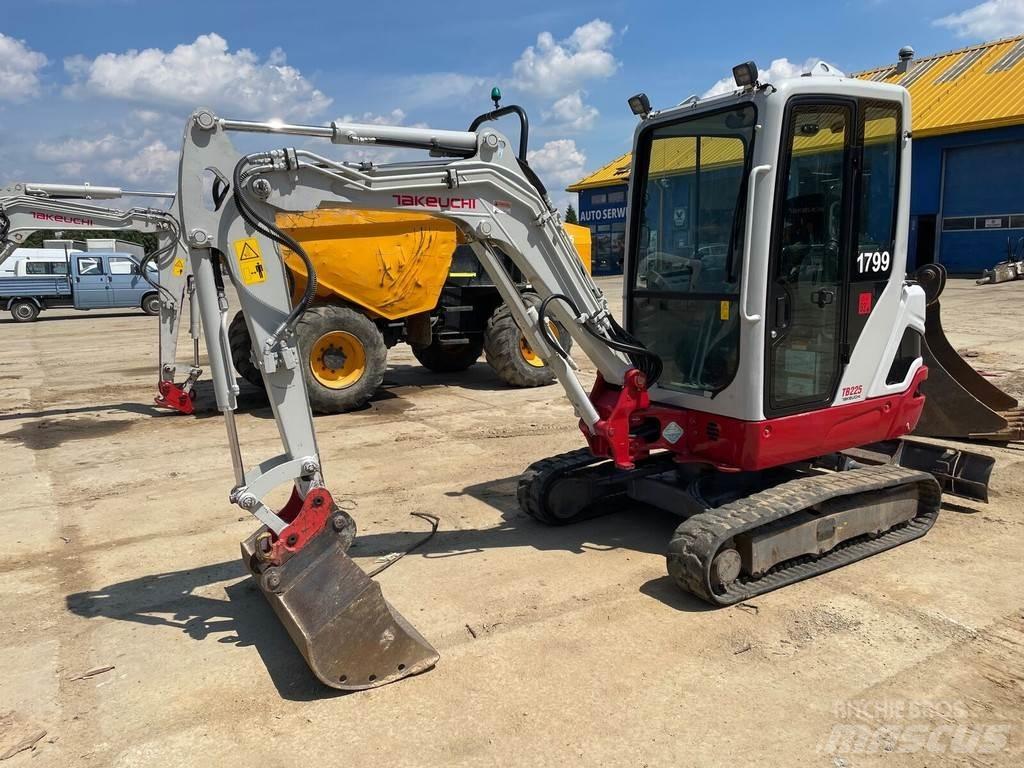Takeuchi TB225 Mini kotrók < 7t