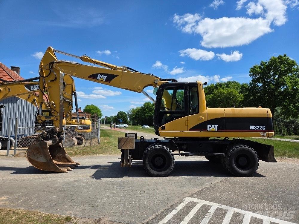 CAT M322C Gumikerekes kotrók