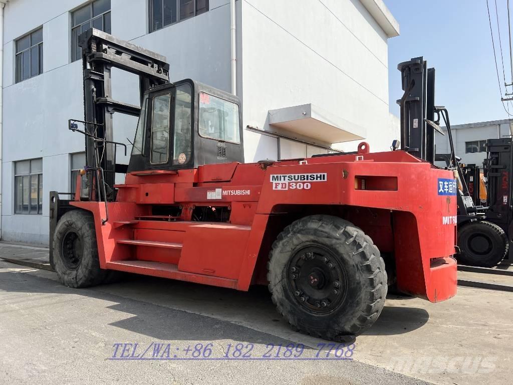 Mitsubishi FD300 Teleszkópos rakodók