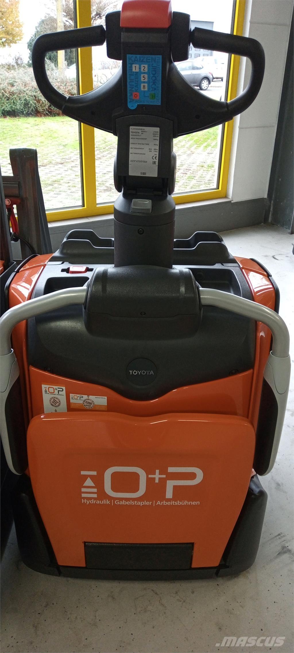 Toyota LPE200 Gyalogkíséretű targonca