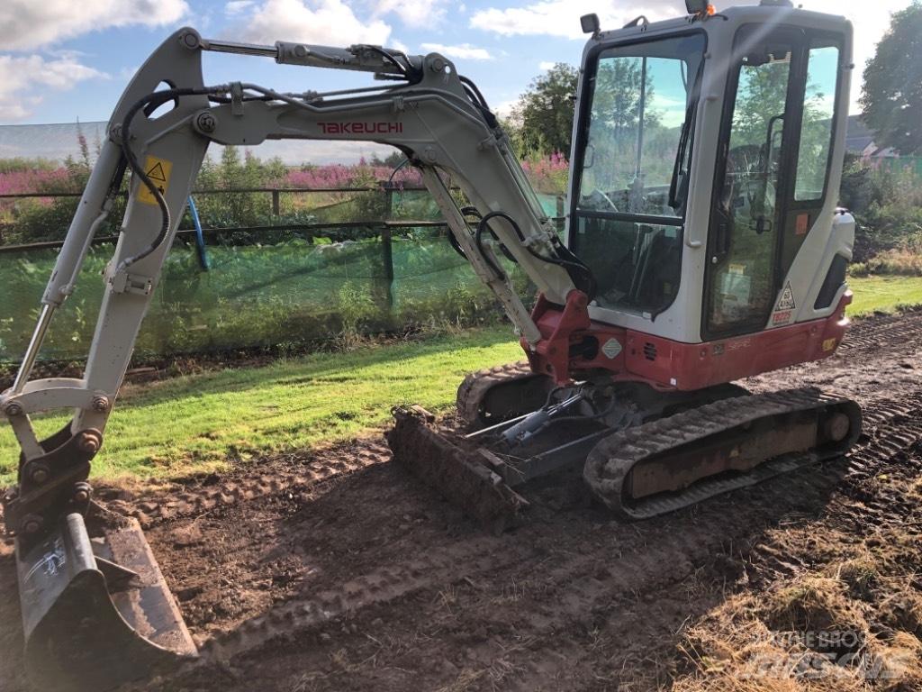 Takeuchi TB 225 Mini kotrók < 7t
