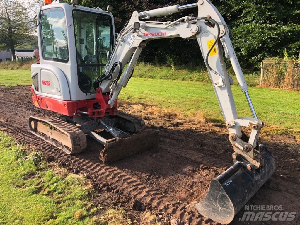 Takeuchi TB 225 Mini kotrók < 7t