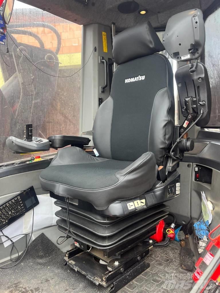 Komatsu 931 XC Betakarítók