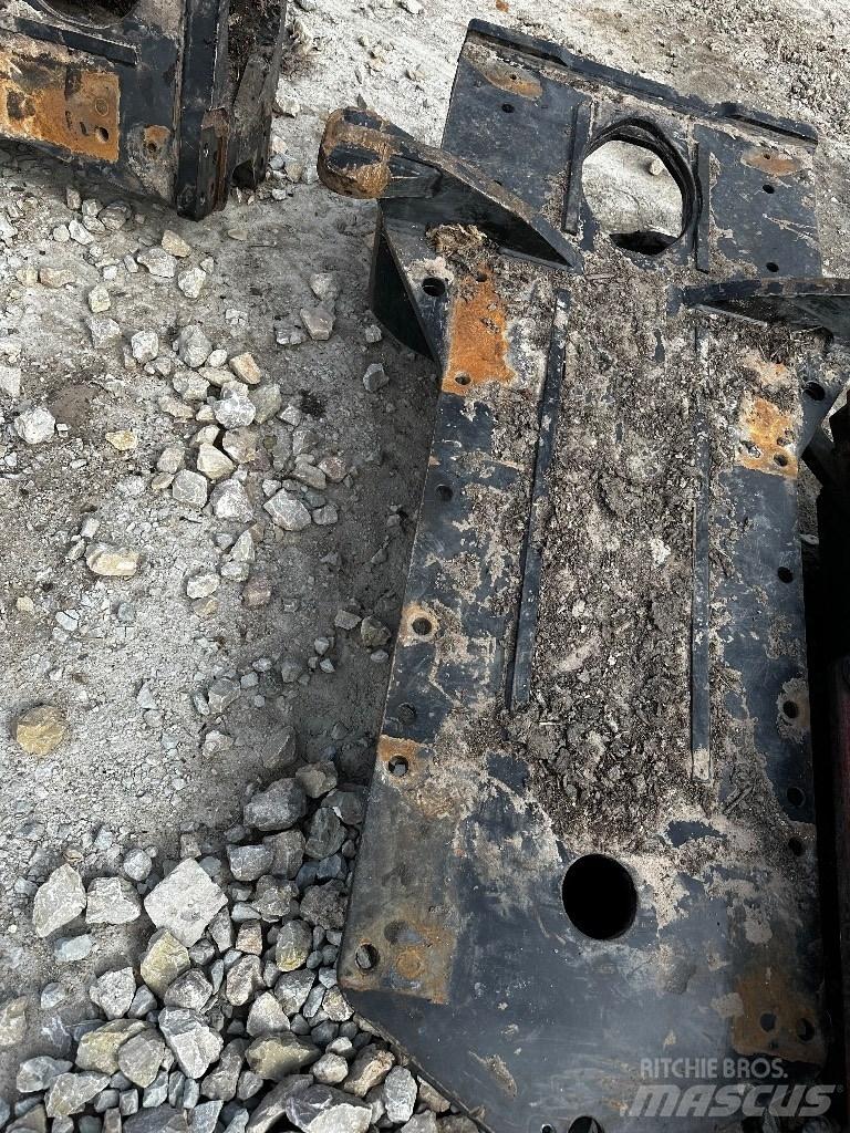 Komatsu 895 Alváz és felfüggesztés