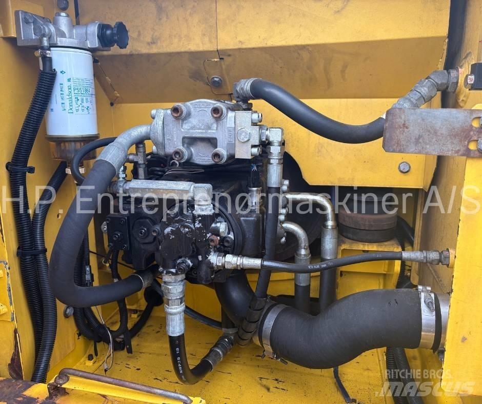 New Holland E 135 B Lánctalpas kotrók