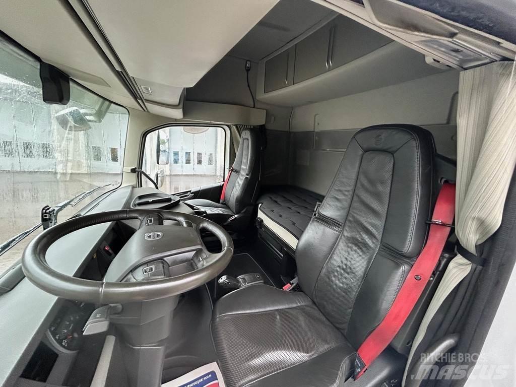 Volvo FH Flakbil Platós / Ponyvás teherautók